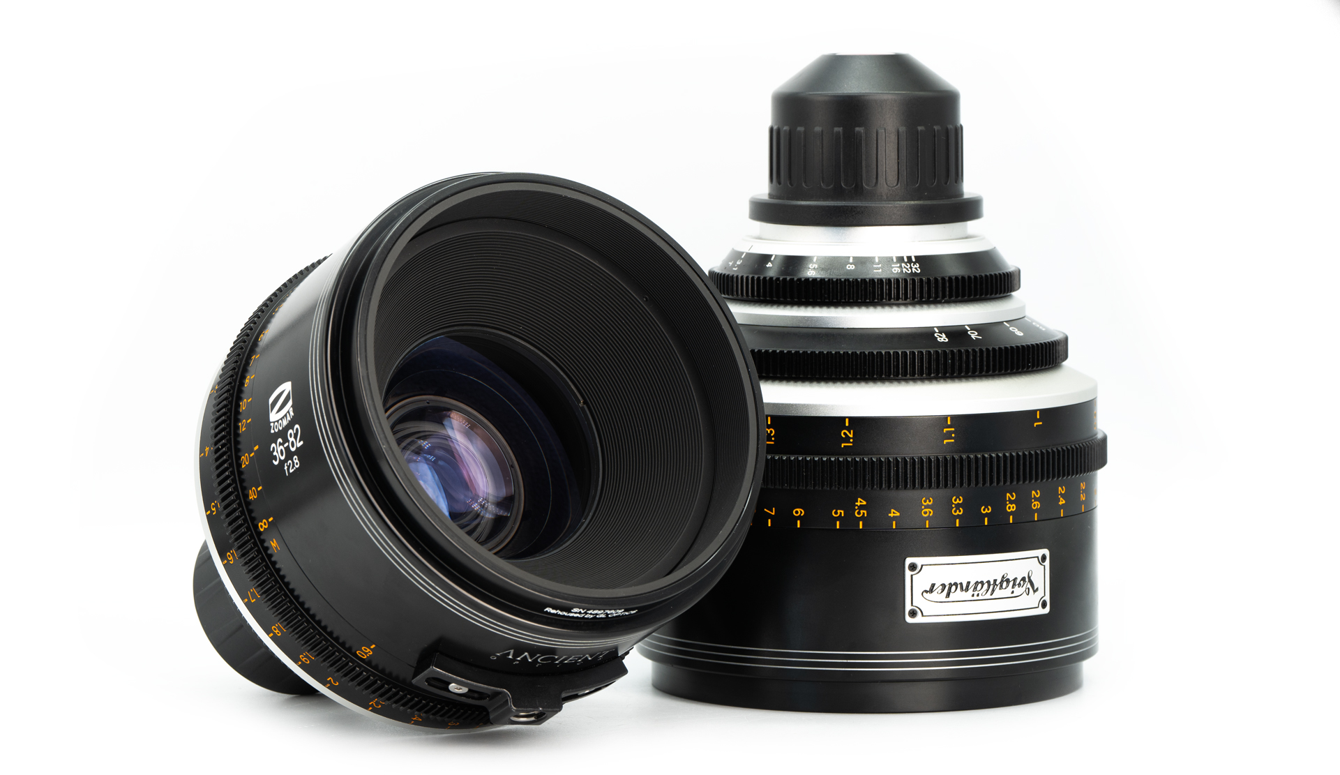 You see two lenses of the same kind infant of a white background. The lenses are Cine ma Zoom lenses with a professional PL Mount. The Name of the lenses is Voigtländer Zoomar.