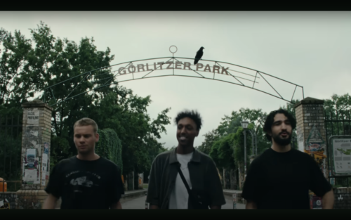 A screenshot from KIZ's music video for Görlitzer Park