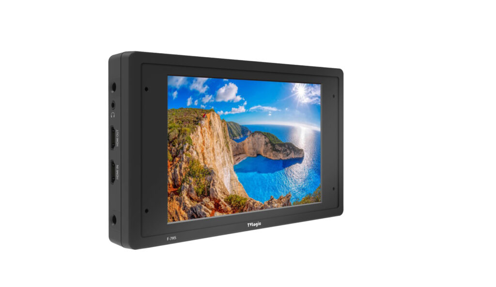 TVLogic F-7HS Tragbarer Monitor, der eine malerische Küstenlandschaft zeigt